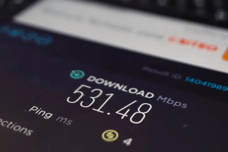A laptop screen showing a speed test result of 531.48 Mbps download